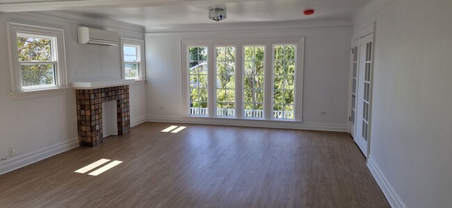 Living room - 1958 Carmen Ave