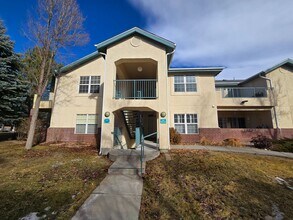 Building Photo - Fresh 2 bedroom, 2 bathroom condo located in Meadows on the Parkway in the heart of Boulder.