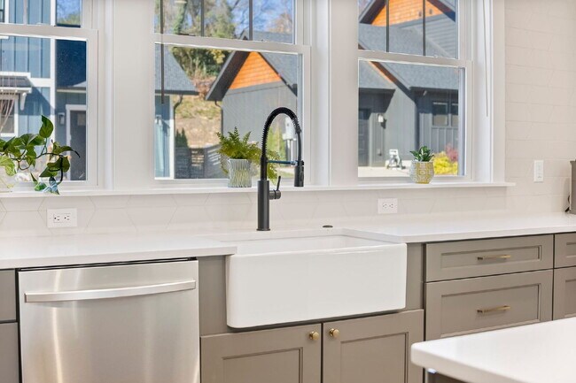 Building Photo - Fully Furnished | Asheville Area | 3–12 Month Leases Available