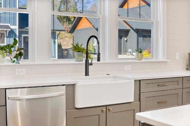 Building Photo - Fully Furnished | Asheville Area