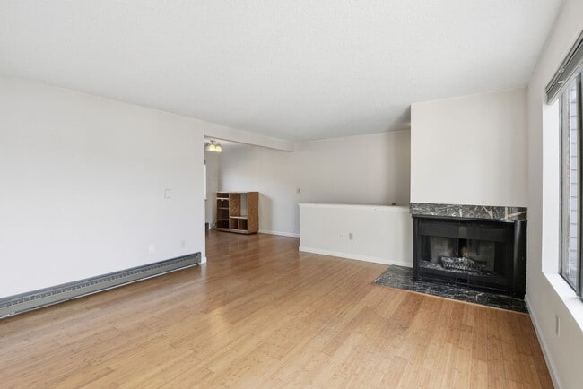Building Photo - 2Bd/1.5Ba Bellevue Townhouse