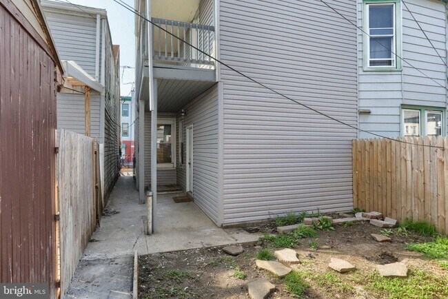 Building Photo - 825 Scull St