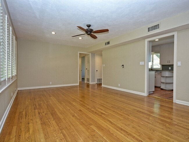 Building Photo - 2600 Twin Oaks Dr