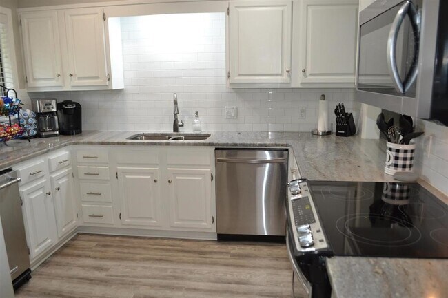 Building Photo - 200 Hamilton Oaks Dr