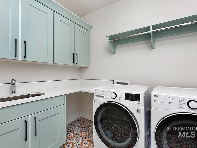 Building Photo - 3220 S Sedgebrook Ln