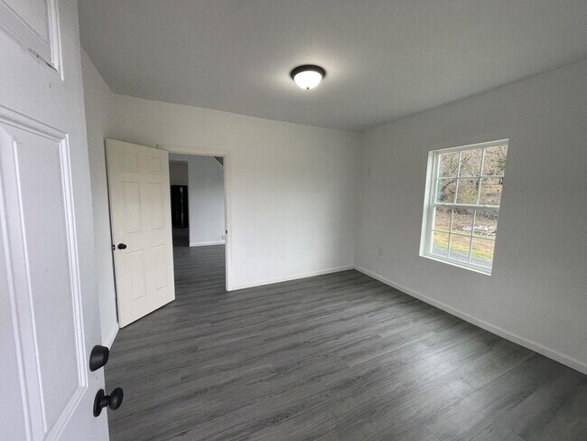 Building Photo - 252 River Rd