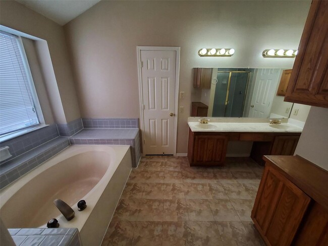 Building Photo - Lovely Garland Home over 1700 sqft!
