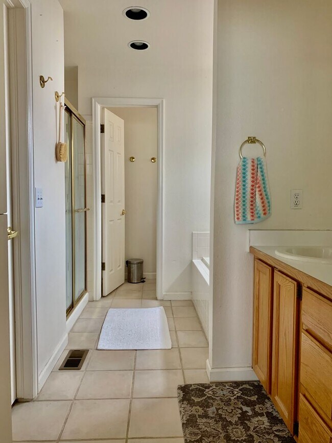 Building Photo - Gorgeous Gunbarrel Home on Cul-de-Sac!