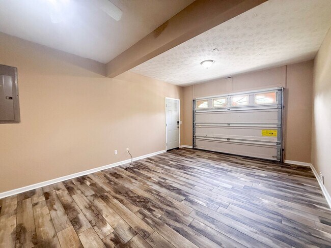 Building Photo - Pet-Friendly 3-Bedroom Home with Garage, Screened-In Porch & Spacious Bedrooms