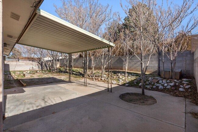 Building Photo - For Rent with Move-in Special ($1,200 off Base Rent ) | 3 Beds 2 Bath | 2 Car Garage |  NE Height...