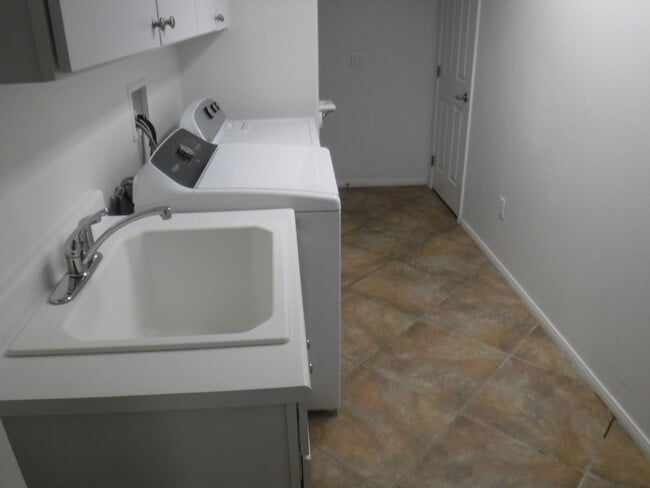 Building Photo - 1500 SQUARE FEET, 2 BED, 2 BATH AND 2 CAR GARAGE