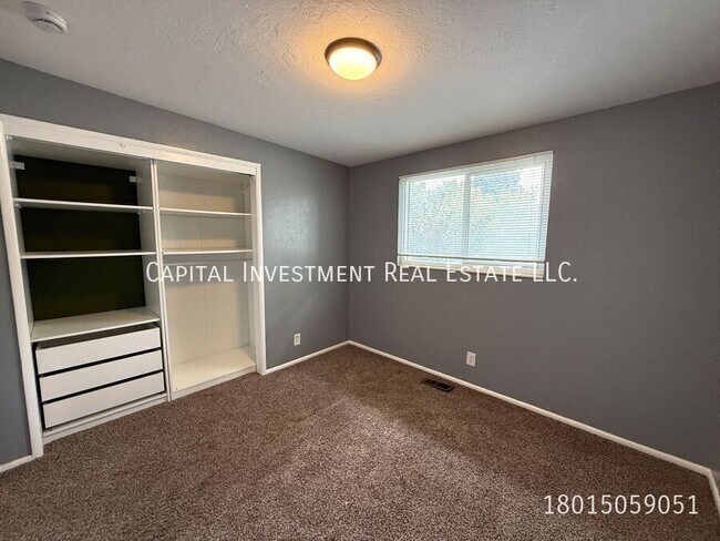 Building Photo - 1047 E 5235 S