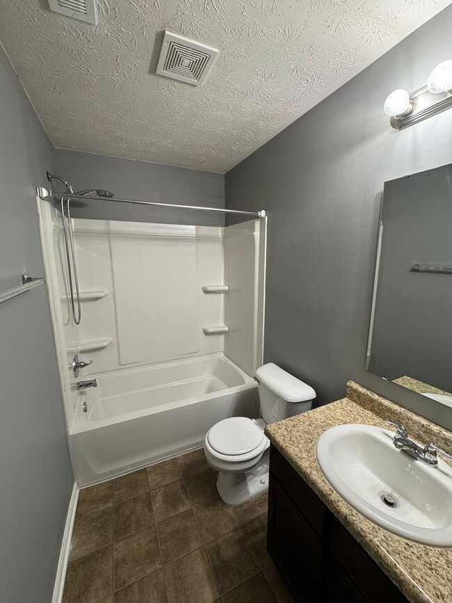 Building Photo - Columbus IN - 3 br with loft