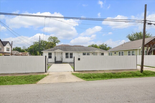 Building Photo - 2610 Cochran St