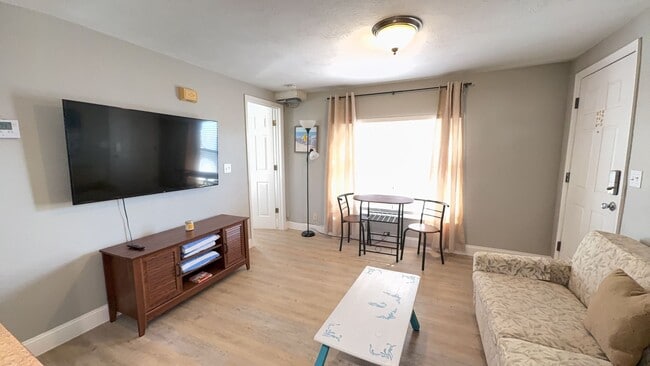 Building Photo - Fully Furnished One Bedroom Long Term Beac...