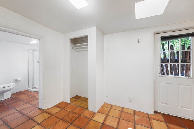 Building Photo - Quaint Studio in Prime Location