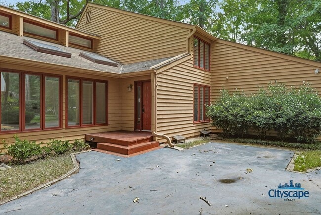 Building Photo - Swanky Brandermill Contemporary Home available NOW