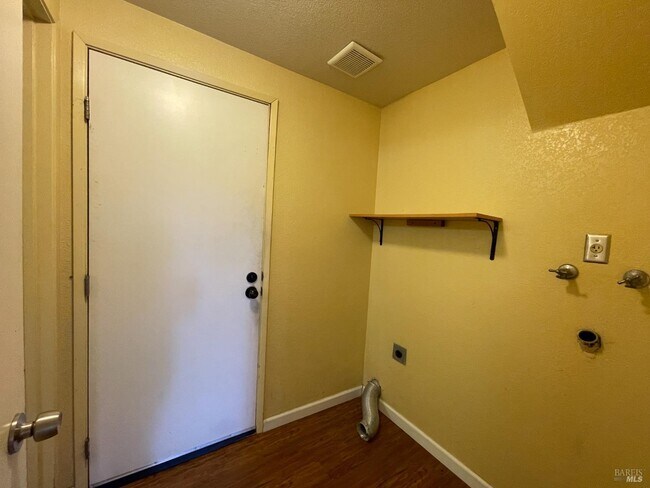 Building Photo - 304 Kingsly Ln