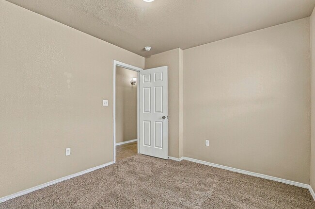 Building Photo - 14352 S Cave Ave