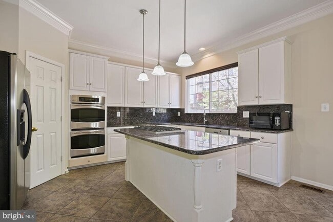 Building Photo - 4002 Rosemeade Dr