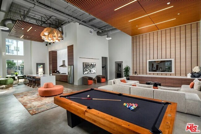 Building Photo - 10568 Gateway Prom