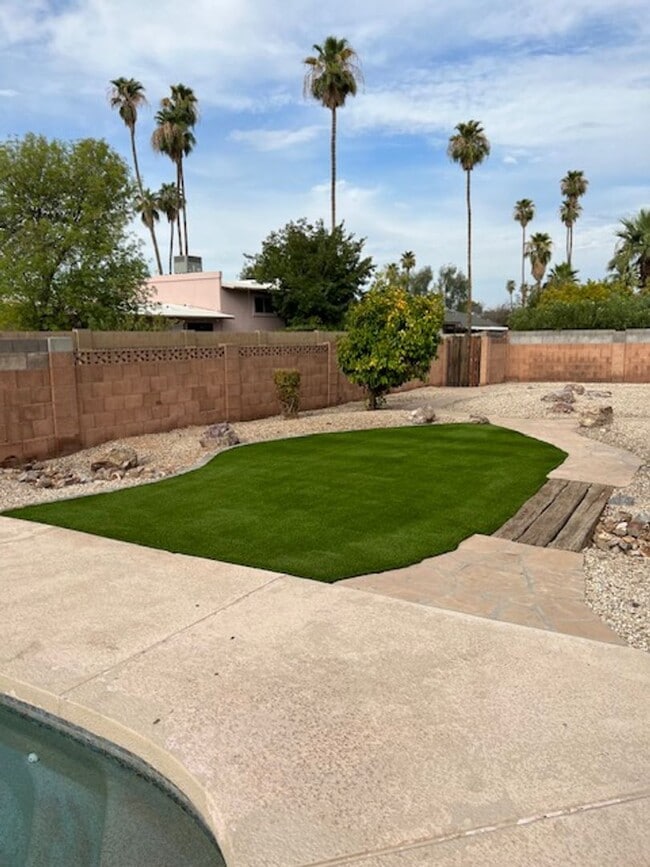 Building Photo - 1735 E La Jolla Dr