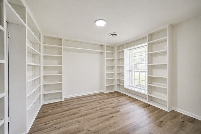 Building Photo - 306 Red Bud Ln