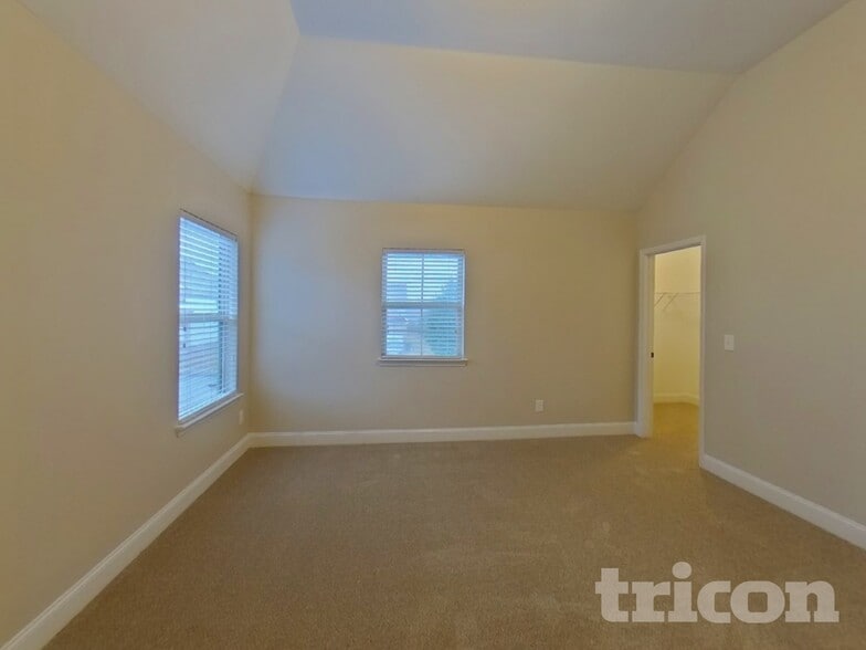 Building Photo - 910 Southfork Dr