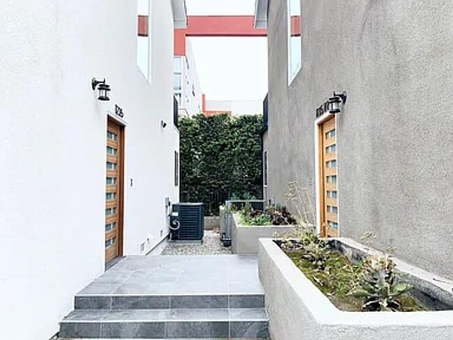 Building Photo - Soho Partners 1235