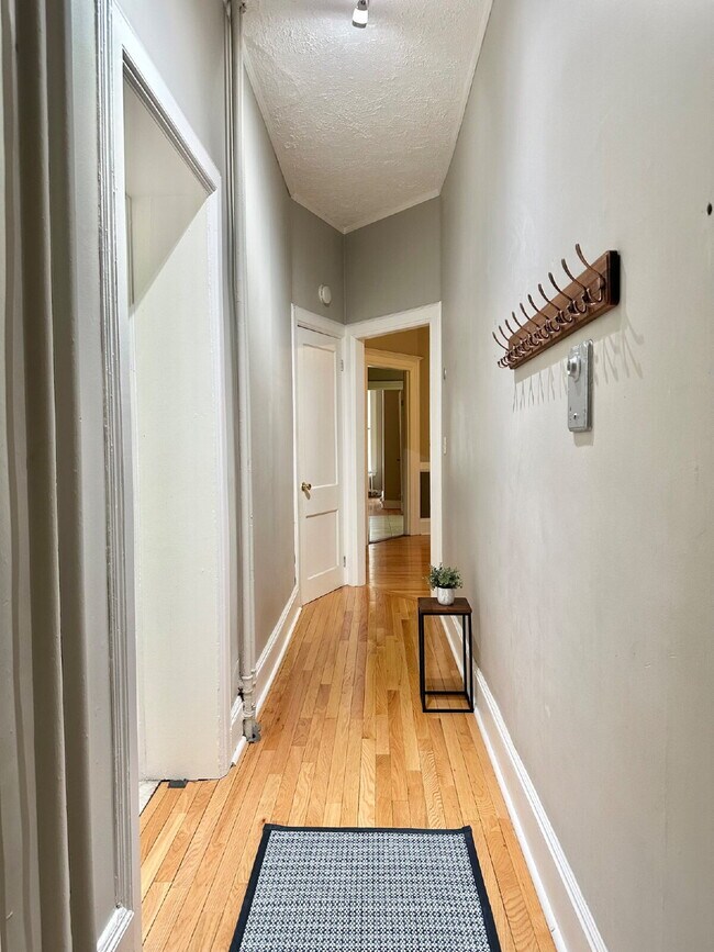 Building Photo - Charming 1 Bedroom Across from Washington ...
