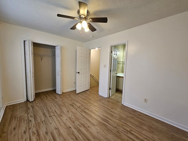 Building Photo - Well maintained Townhome w/ Large Yard