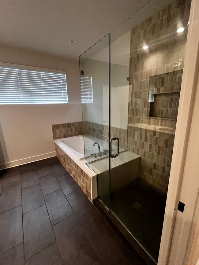 Building Photo - Argenta!