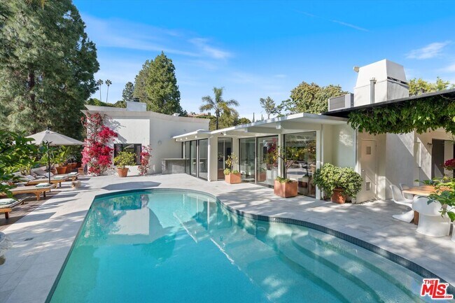 Building Photo - 2328 San Ysidro Dr