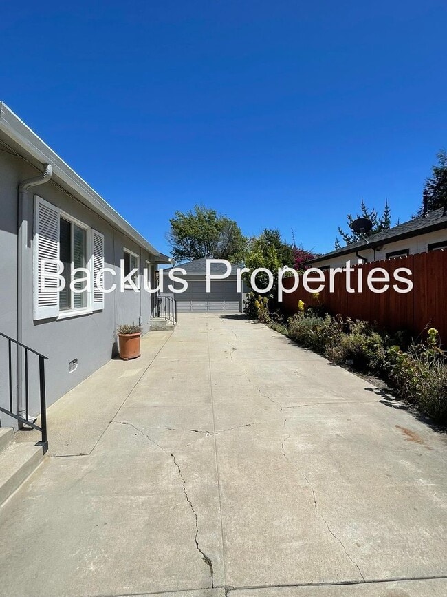 Building Photo - Wonderful one level home in South Salinas