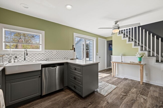 Building Photo - 930 Henry St