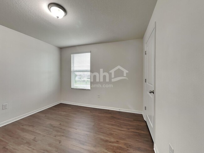 Building Photo - 10416 Flathead Dr