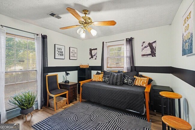 Building Photo - 8671 Twin Oaks Dr