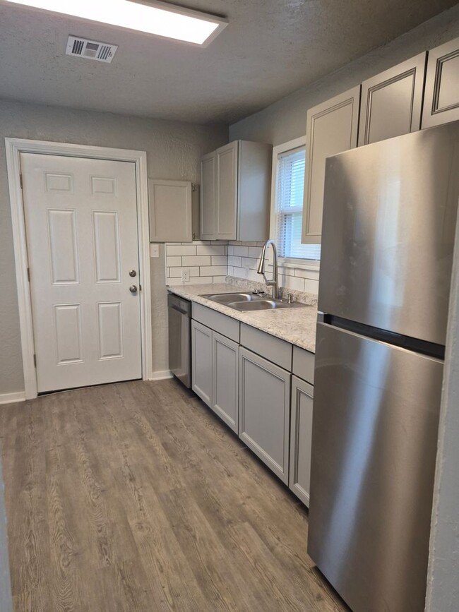 Building Photo - Newly updated Cottage style home in Lawton...