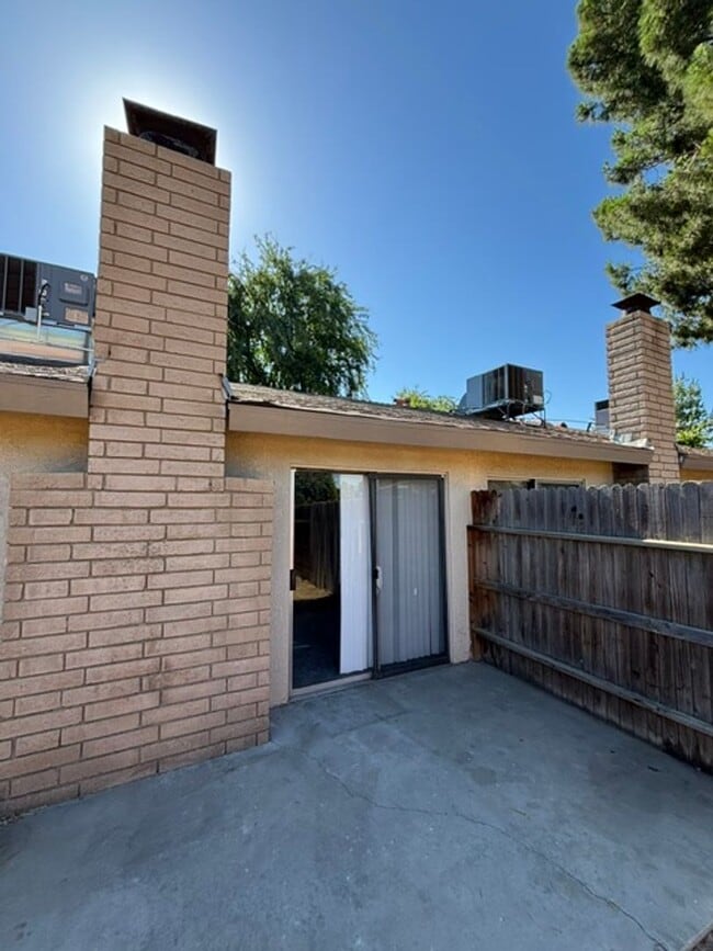 Building Photo - 8012 N Laurelglen Blvd