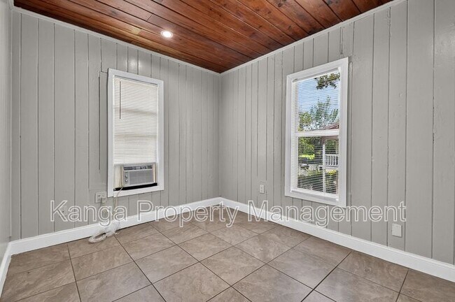 Building Photo - 887 7th St