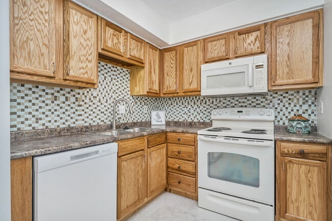 Building Photo - 5213 Clover Hill Dr