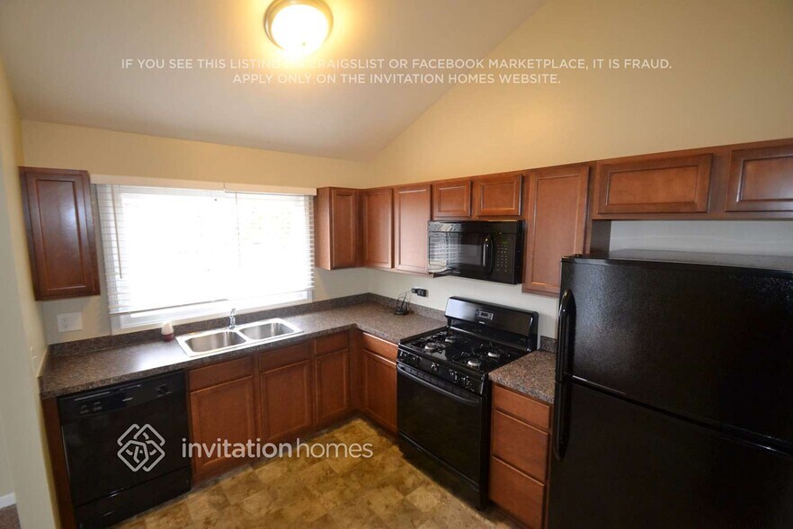 Building Photo - 30W078 Maplewood Dr