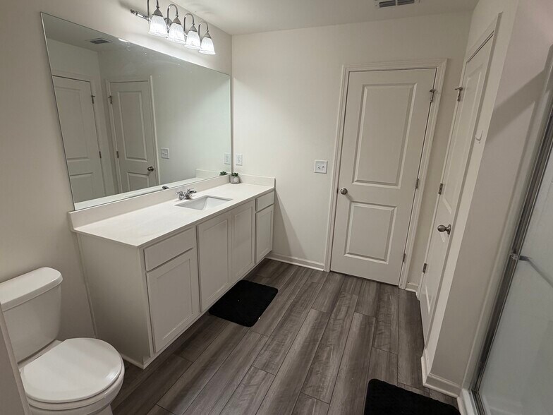 Master Bathroom - 628 Knightsbridge Ln