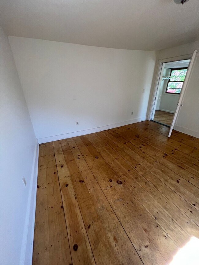 Building Photo - 52 Hickok Pl