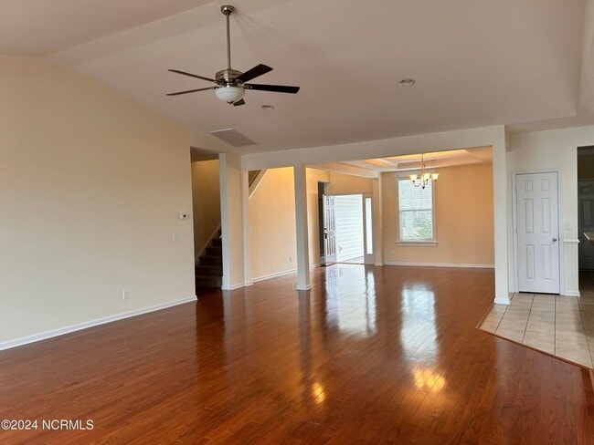 Building Photo - BEAUTIFUL HOME AVAILABLE APRIL 1ST