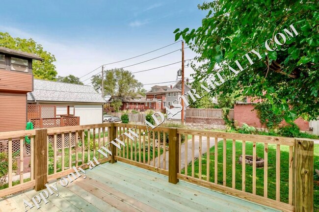 Building Photo - Inviting 3 Bedroom Close to Everything-Available in MAY!!