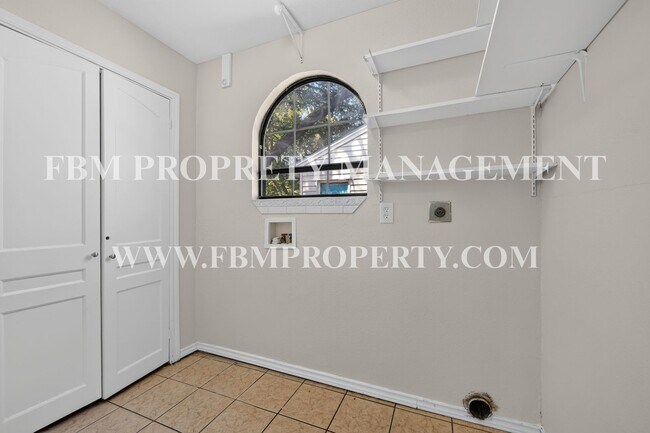 Building Photo - 2358 Norwood Dr