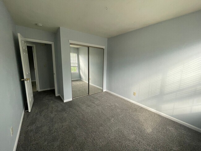 Building Photo - UPPER LEVEL SINGLE STORY CONDO IN HOLLAND ...