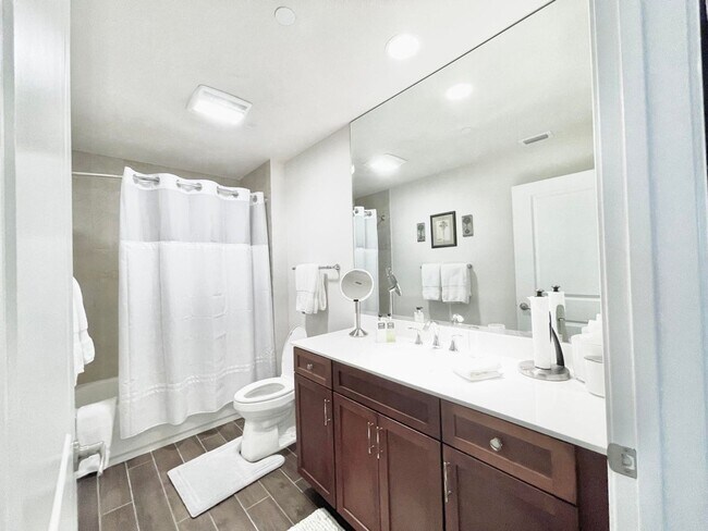 Building Photo - 1044 Bay Colony Dr S