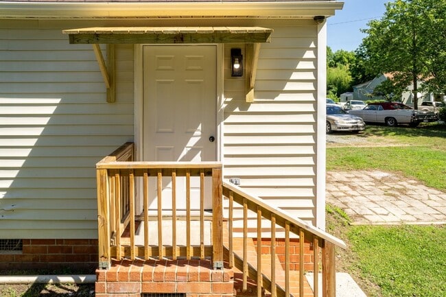 Building Photo - Three Bedroom Home Move in ready!